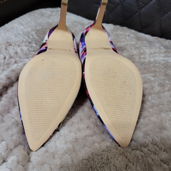 Flowered Dream Pairs Heels, Size 7 - Picture 5 of 5